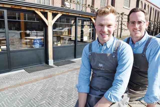 Peter Goossens zingt lof van dorpsfrituur van Joshua (30) en Stijn (34): “Doet super veel deugd, maar we blijven bescheiden”