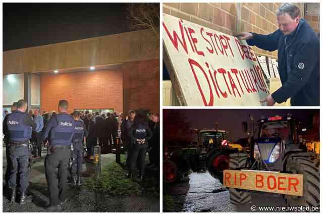 Boze boeren viseren adviseur Demir met slogans en tractoren tijdens woelige debatavond: politie komt ter plaatse uit voorzorg