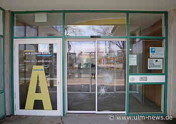 Unbekannter beschädigt Eingangstüren  des Landratsamtes Alb-Donau-Kreis