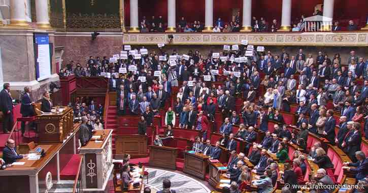 Riforma delle pensioni, la premier francese Borne in Parlamento. I deputati dell’opposizione intonano la Marsigliese: “No ai 64 anni”