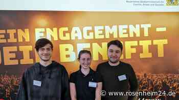 Drei Ehrenamtliche der Jugendarbeit in Burghausen waren beim Ehrenamtsempfang in München