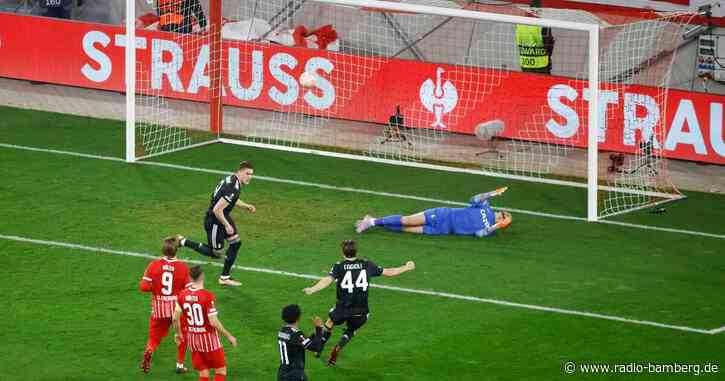 In Unterzahl: Freiburg scheidet gegen Juve aus