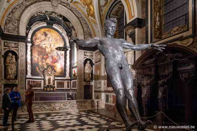 Naakte man valt historische Sint-Carolus Borromeuskerk binnen: “Het gaat hem vooral over vertrouwen”