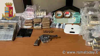 Cinque chili di cocaina in auto, in casa una pistola a difesa di mezzo quintale di hashish