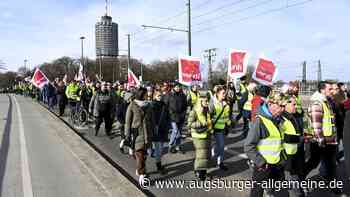 Nahverkehr steht am Montag still: Streikende marschieren zum Rathausplatz