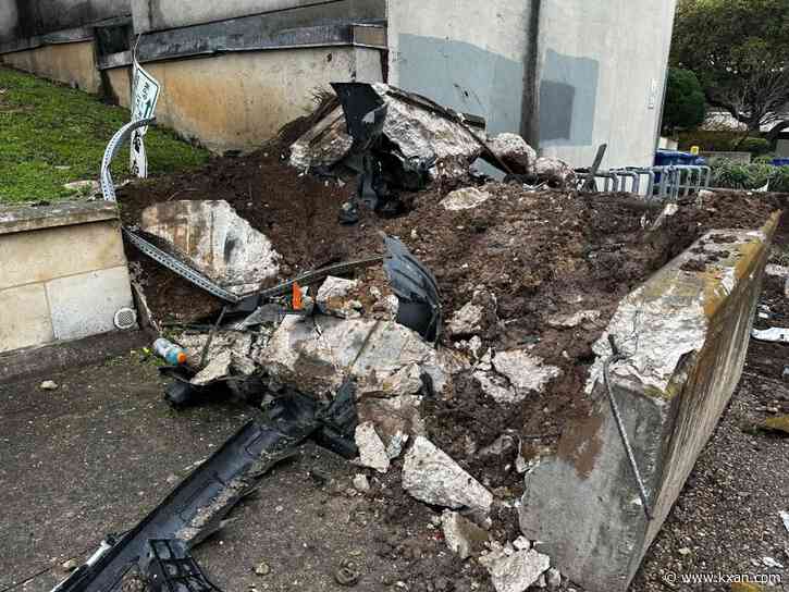 Police chase ends with vehicle crashing into Travis County courthouse