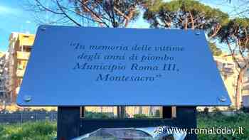 La polemica sulla targa commemorativa spostata "perché sullo sfondo c'era una tendopoli abusiva"