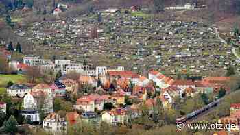 Lok „Ludmilla“ schleppt Kesselwagen durch Jena
