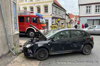 Warburg: Auto kracht frontal in Hauswand