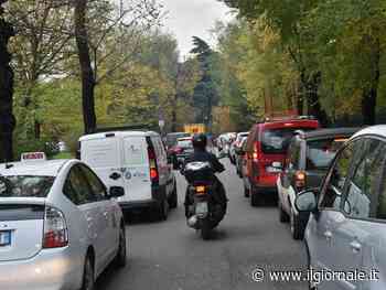 Un milanese su due usa l'auto, ma i mezzi pubblici restano un problema