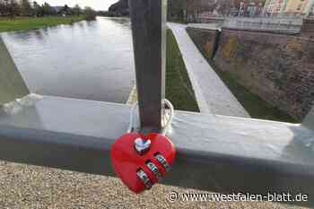 Erstes Liebesschloss an Höxters Weserbrücke entdeckt: Warum trägt das rote Herz keine Namen?