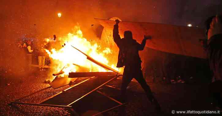 Nuovi scontri a Parigi tra manifestanti contrari alla riforma delle pensioni e polizia: 4mila persone in piazza, 11 fermati