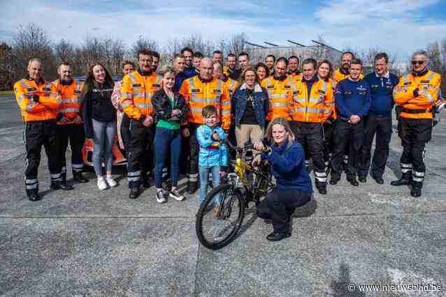 Voltallig politiekorps schenkt fiets aan Hayden (6), die vader in motorongeval verloor: “Zo’n nieuws melden, dat blijft altijd bij”