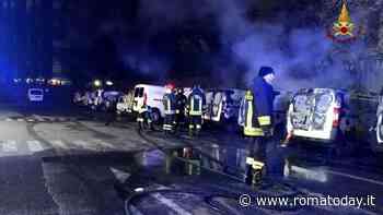 Rogo d'auto nella notte: distrutti veicoli di Poste Italiane