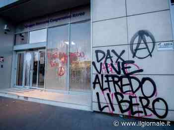 Vetrine spaccate e scritte minatorie: il corteo degli antagonisti devasta Milano