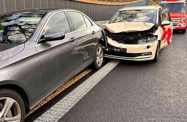FW-E: Linienbus kollidiert mit Kleintransporter - sieben Personen verletzt. Drei Stunden später kollidieren fünf Fahrzeuge auf der BAB A52, vier Verletzte