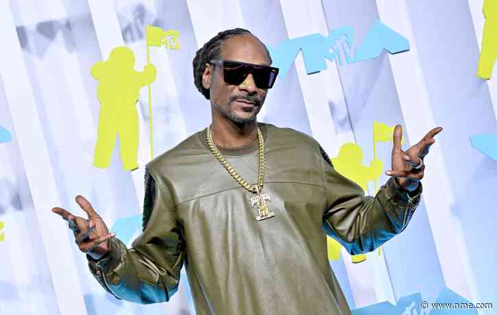 Snoop Dogg welcomed to Scotland by bagpipes playing ‘Still D.R.E.’ at airport