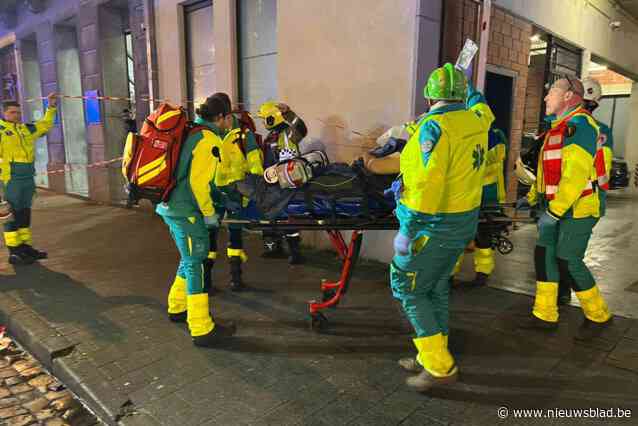 Buren schieten te hulp bij appartementsbrand: vijf bewoners gered en afgevoerd met CO-intoxicatie