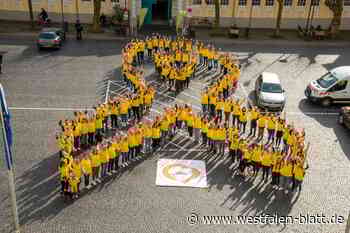 Endometriose: Mit 220 gelben T-Shirts in Herford Zeichen gesetzt