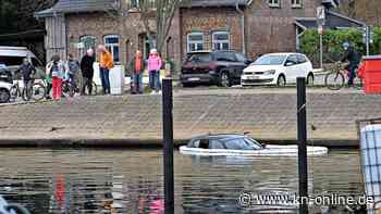 Auto landet im Heikendorfer Hafenbecken: 88-jähriger Fahrer unverletzt