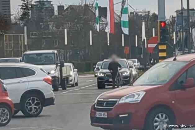 Opmerkelijk tafereel: verstrooide fietser rijdt grote ring van Hasselt op