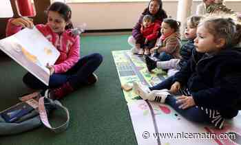 A 8 ans, Maya intervient dans une crèche de Monaco pour lire des contes. Et les tout-petits adorent !