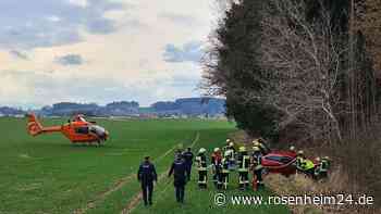 Auto rast bei Palling über Feld und landet im Graben – Traunreuter (66) und Beifahrerin verletzt