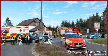 B85 bei Heinersreuth: Frau übersieht Fahrzeug im Begegnungsverkehr - Frontal-Crash mit drei Verletzten