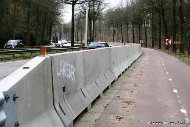 ‘Berlijnse Muur’ zorgt voor conflict tussen gemeente en Agentschap Wegen: “Wat bij motorpech, met reeën of jonge jogsters die achtervolgd worden?”