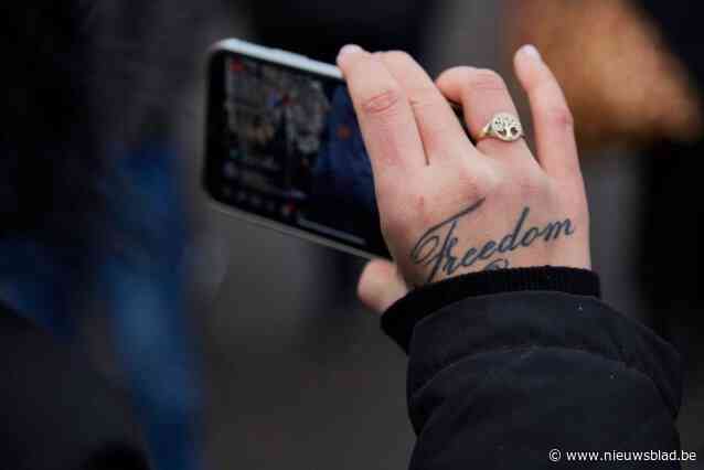 Drie jongeren staan terecht voor ‘smishing’ (oplichting via sms): celstraffen tot vier jaar effectief en boetes tot 32.000 euro gevorderd