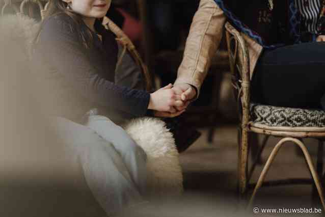 Meisjes die hun vader verloren winnen gratis herdenkingsdienst: “Want niet iedereen krijgt kans of tijd voor passend afscheid”