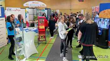 Schüler informieren sich auf Kahlaer Jobmesse