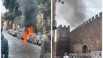 Finestrini delle auto rotti e una vettura in fiamme: tre giorni da Bronx in via di Porta San Lorenzo