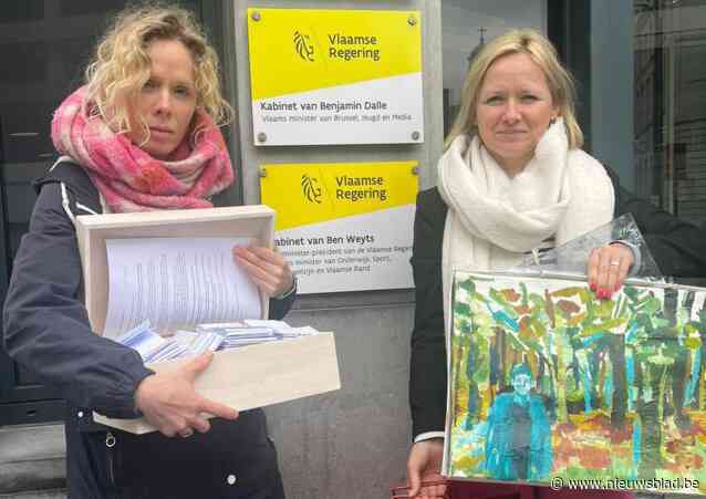 Voormalig stadsdichter en directeur Spectrumschool overhandigen losgeldkoffers vol gedichten aan Vlaamse ministers