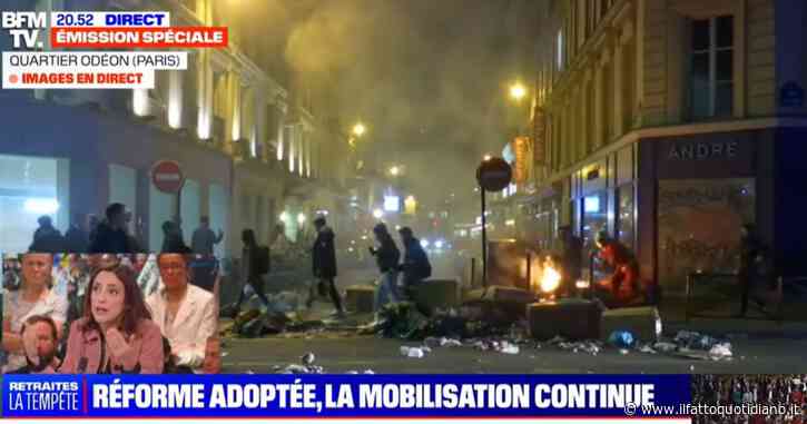 Francia, manifestazioni spontanee dopo lo stop alla sfiducia per il governo: tensioni a Parigi, cassonetti e spazzatura in fiamme