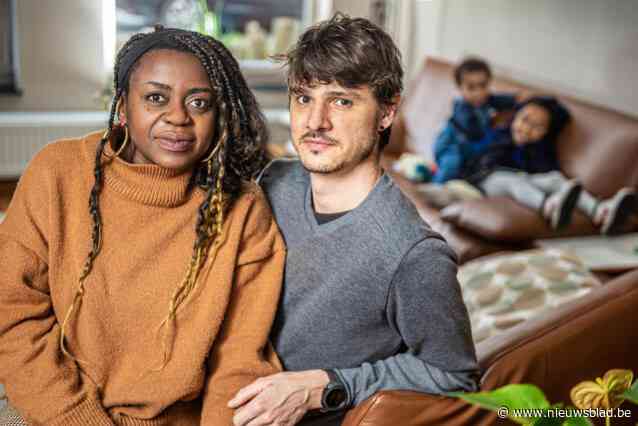 Witte Vlamingen getuigen over racisme tegen hun gekleurde dierbaren in nieuwe campagne: “Mijn dochter was pas 4 toen ze al voor n****kind werd uitgescholden”