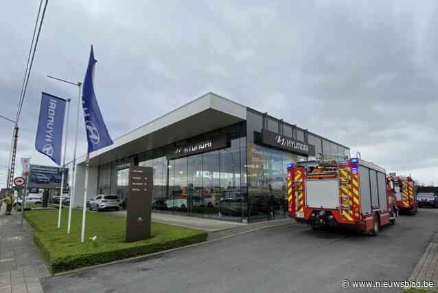 Brandweer rukt uit voor brandgeur in toonzaal garage