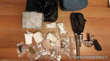 Blitz tra le zone popolari di Casal de Pazzi: trovata droga e una pistola