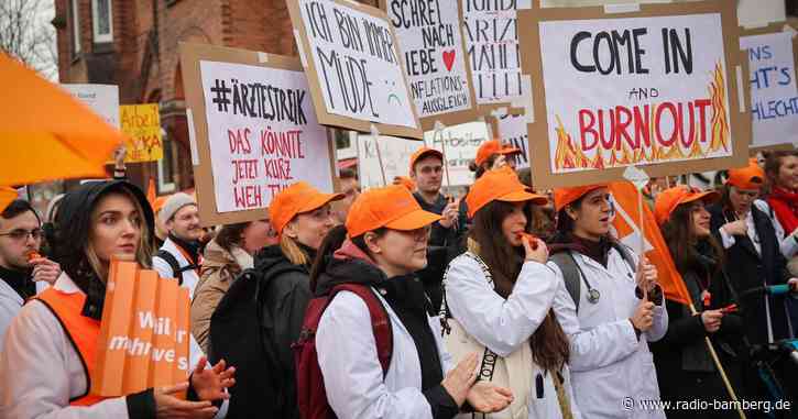 Tausende Ärzte demonstrieren für mehr Geld