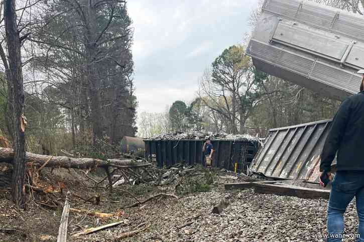 Safety board: Alabama derailed train lacked needed couplers