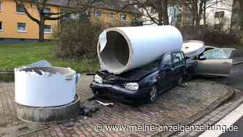 Opel-Fahrerin rammt im Drogenrausch Autos – Litfaßsäule kracht auf Golf