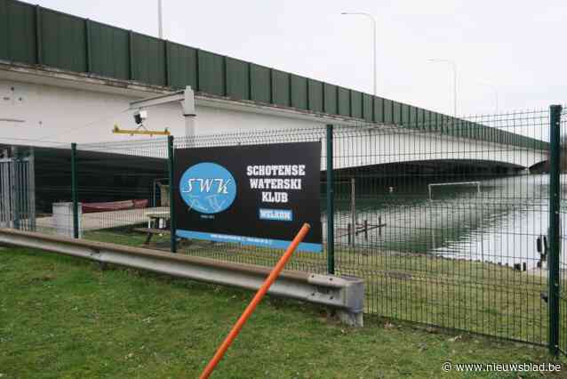 Wereldwaterdag in Schoten geen reden tot feest: twee weken na ongeval met truck drijft er nog altijd diesel op onderliggende E10-plas