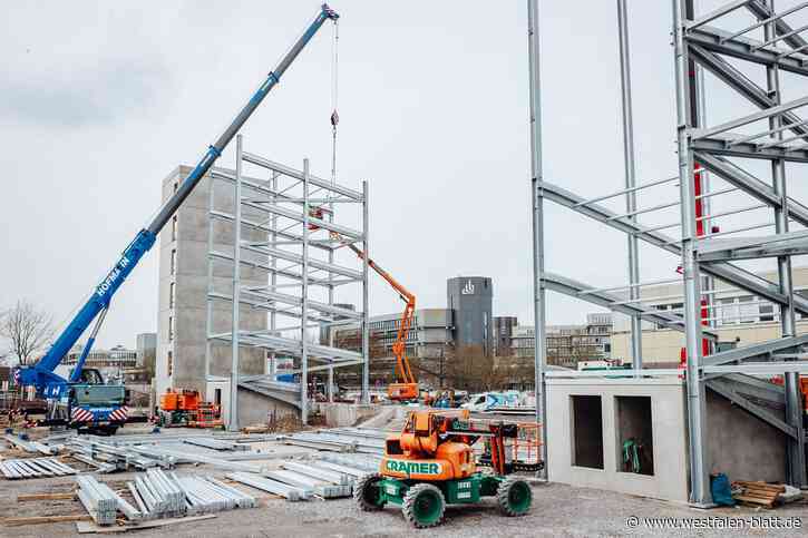 Das Treppenhaus ist schon mal da: Uni Paderborn erhält eigenes Parkhaus