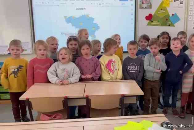 Kleuters uit Kozen verrassen weerman Frank Deboosere