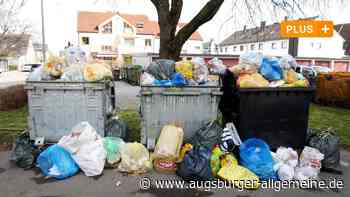 In Augsburg liegen Müllsäcke seit mehreren Wochen herum