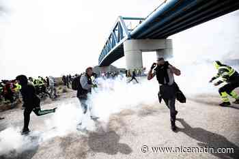 Policiers blessés, journalistes pris à partie, scènes de guérilla.... Le siège au dépôt pétrolier de Fos vire à l’affrontement