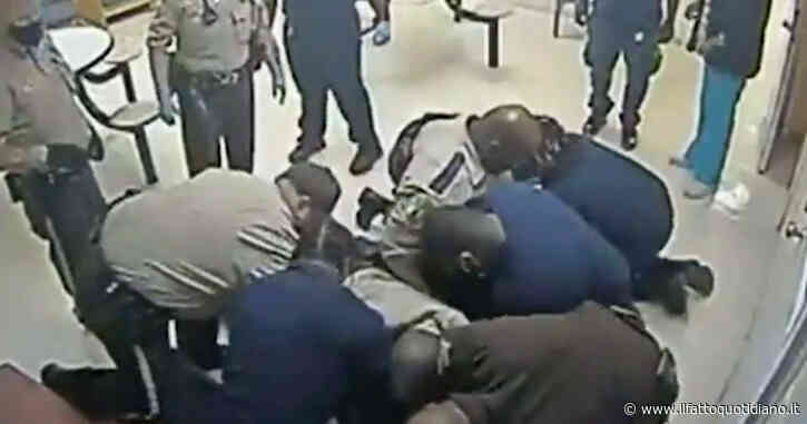 Usa, afroamericano bloccato e ucciso da poliziotti e infermieri mentre è ricoverato in ospedale: il video rilasciato dagli inquirenti