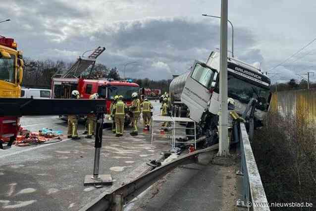 Ongerustheid bij waterskiërs: twee weken na ongeval met truck drijft er nog altijd diesel op E10-plas