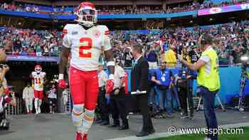 Cowboys add vet RB Jones to help fill Zeke void