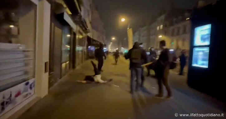 Parigi, agente sferra un pugno a manifestante che perde conoscenza: polemiche sulla polizia – Video